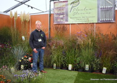 Kris Stevens van Planten Stevens. Kris is gespecialiseerd in vaste planten en siergrassen waarvan alles voor de tuincentra is. Daarbij benadrukt hij vooral dat hij de combinatie van de twee wil promootte.
